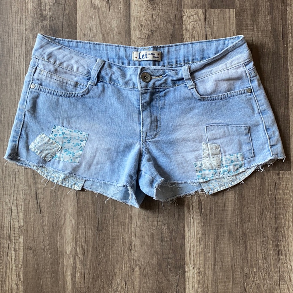 L.e.i. Ashley low rise Jean shorts size 7 junior
